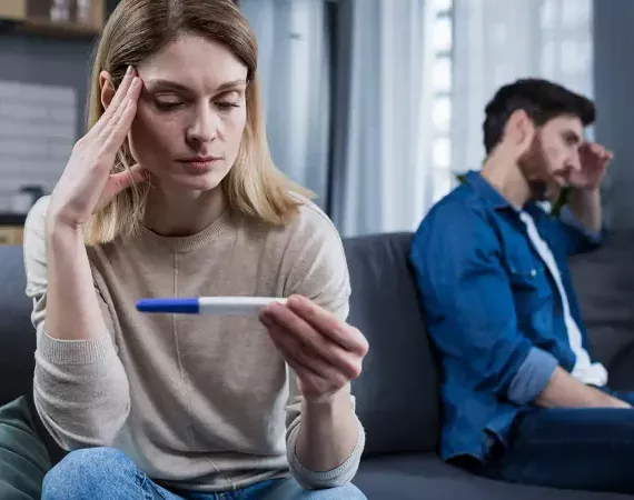 Paar frustriert mit negativem Schwangerschaftstest
